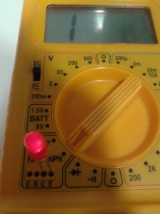 Comprobación de un LED midiendo hFE de Transistor con un Polímetro Digital