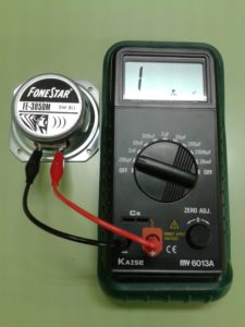 Comprobación de un Altavoz Dinámico (bobina móvil) midiendo con un Capacímetro