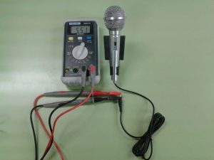 Comprobación de un Micrófono Dinámico (bobina móvil) midiendo Resistencia con un Polímetro Digital