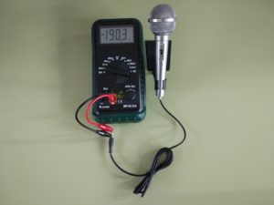 Comprobación de un Micrófono Dinámico (bobina móvil) con un Capacímetro
