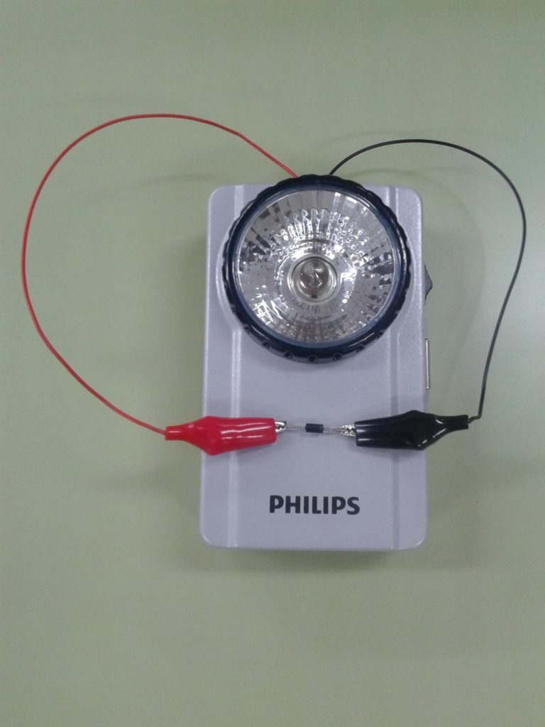 Bombilla Led Apagada Se Ilumina Levemente