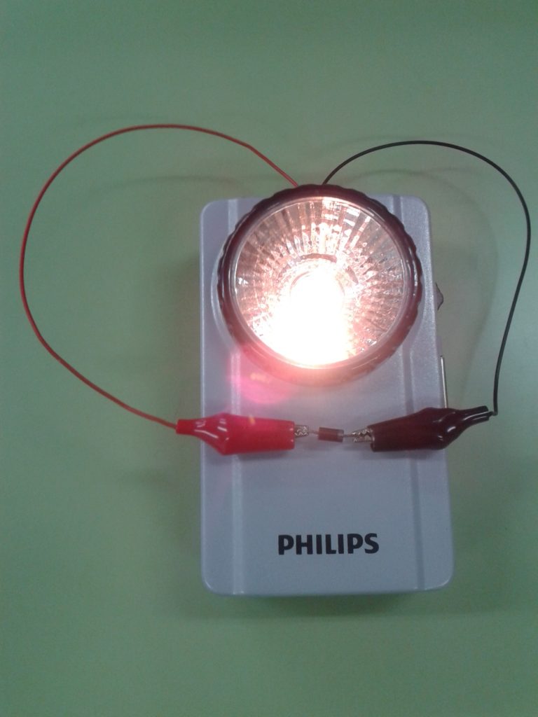 Bombilla Led Apagada Se Ilumina Levemente