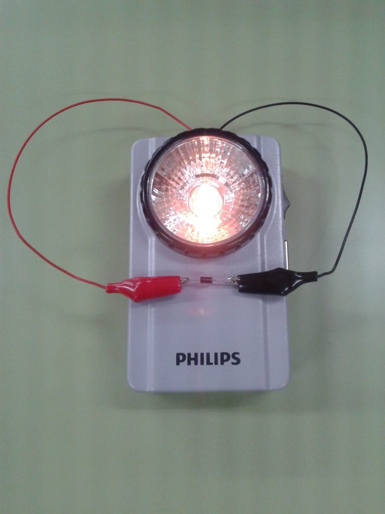 Bombilla Led Apagada Se Ilumina Levemente
